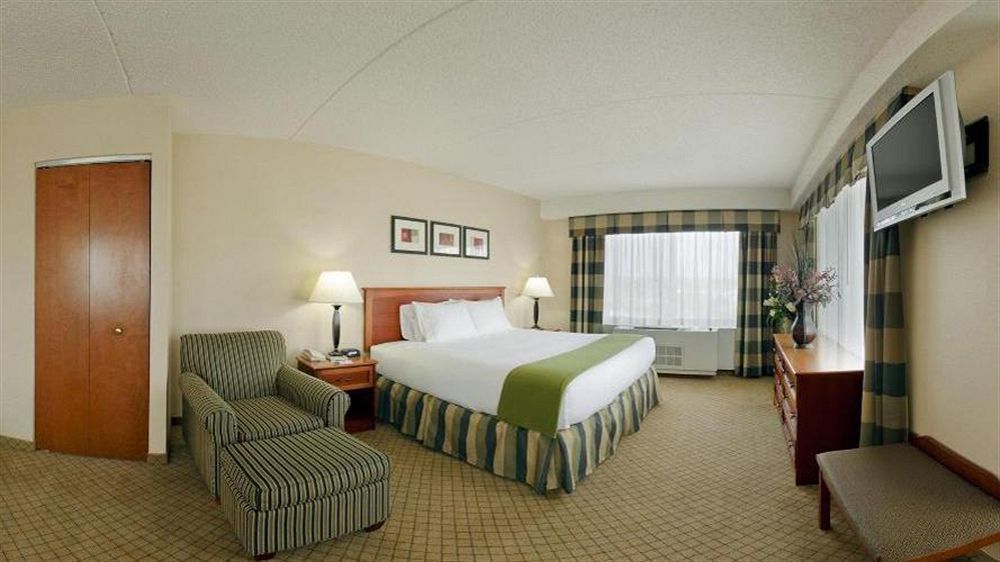 Holiday Inn Express Hotel & Suites East End By Ihg Riverhead Exterior foto