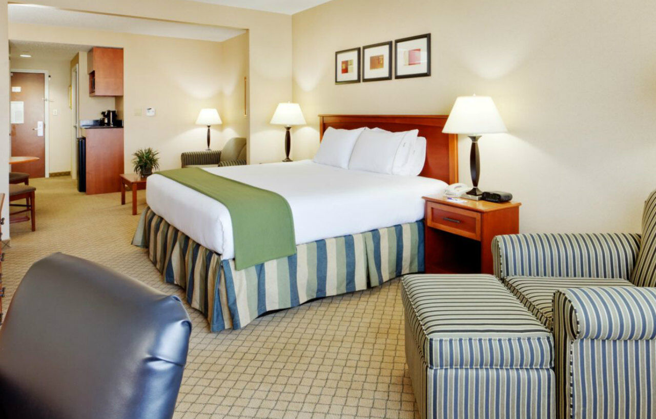 Holiday Inn Express Hotel & Suites East End By Ihg Riverhead Exterior foto